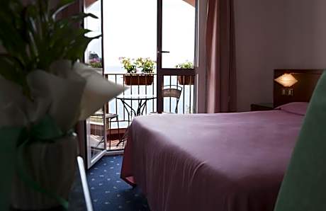 Double or Twin Room with Sea View