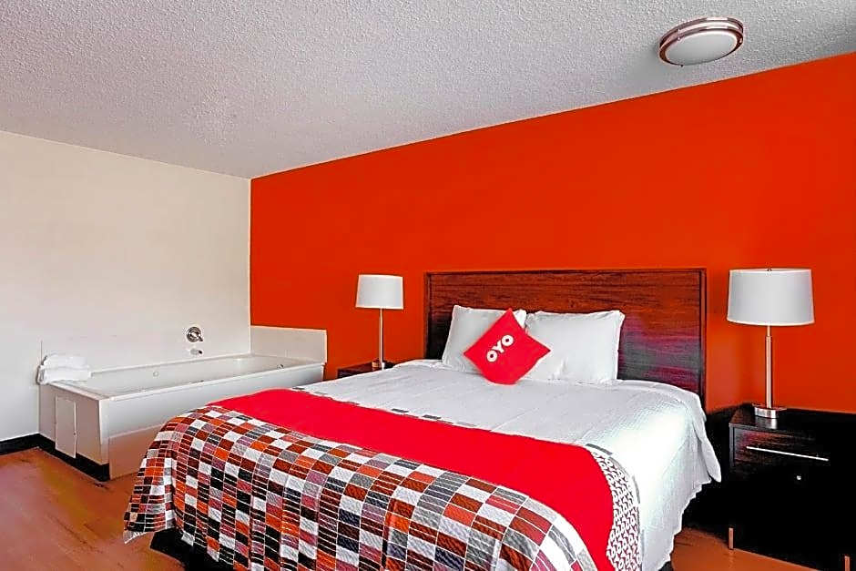 OYO Hotel Moline Downtown IL I-74 North