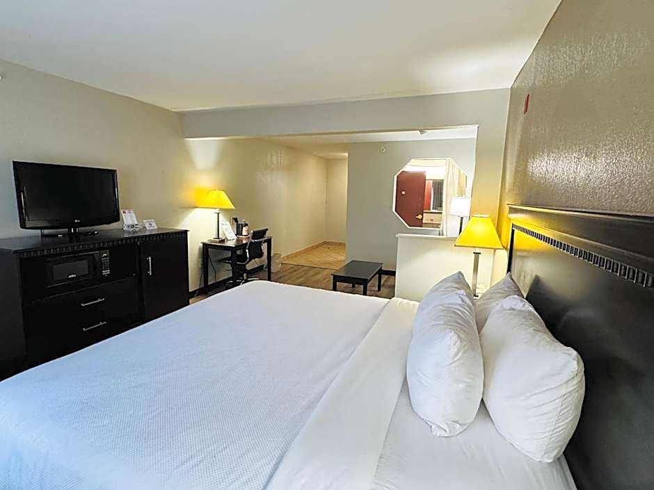 Econo Lodge Inn & Suites Monroe