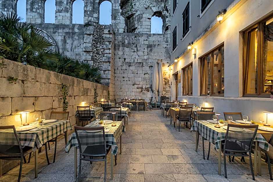 Hotel Peristil