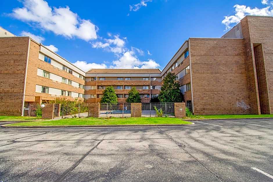 Tulsa Square Hotel Central, I-44 By OYO