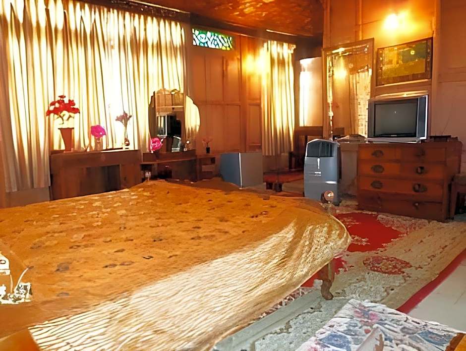 Alif Laila Group of Houseboat