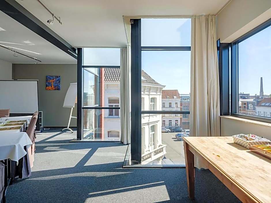 Budget Rooms by Ghent River