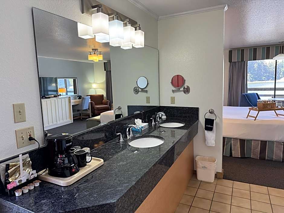 River House Inn, a Baymont by Wyndham