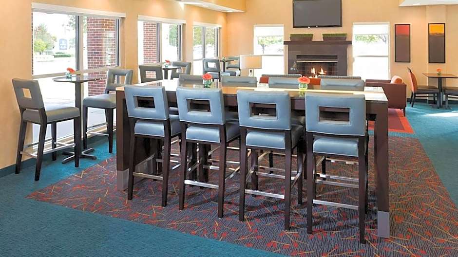 MainStay Suites Appleton Airport - Fox River Mall Area