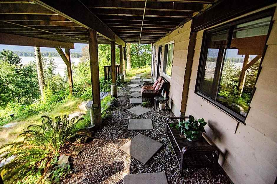 The Fraser River's Edge B&B Lodge