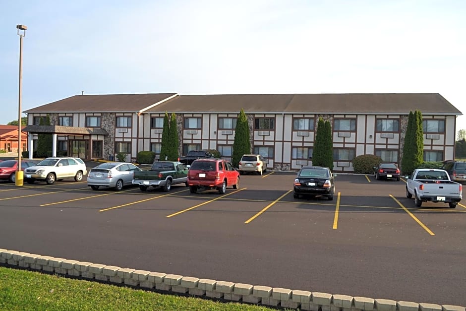 Sky Lodge Inn & Suites - Delavan