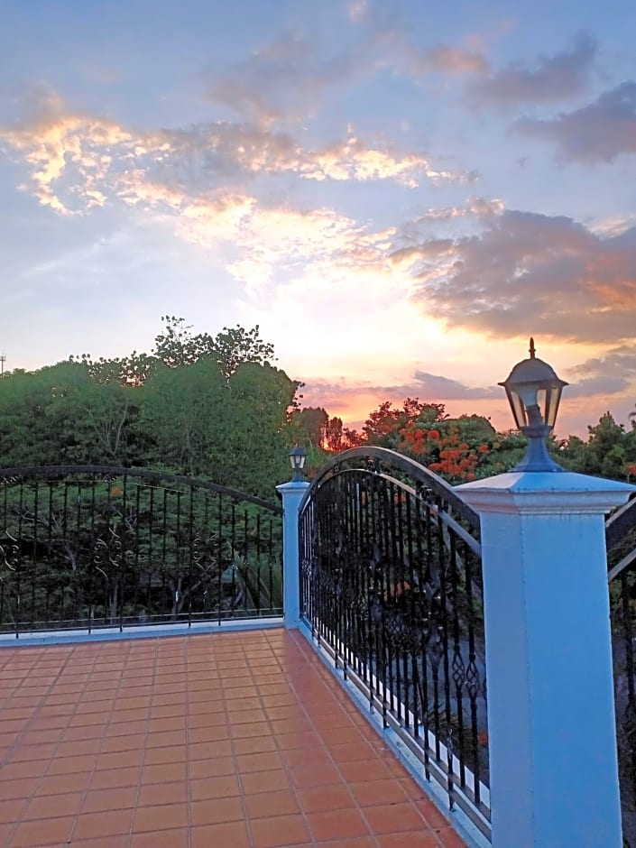 El Castillo Bed and Breakfast