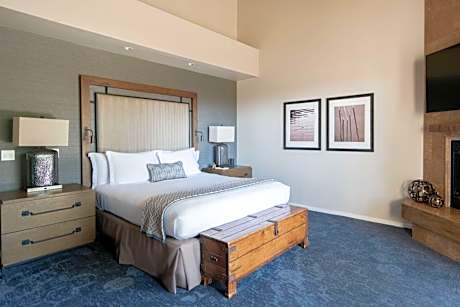 Hilltop Ranch King Suite with Outdoor Tub