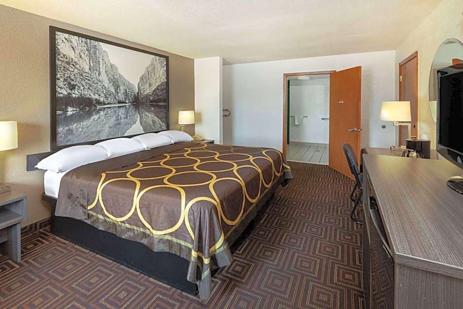 Super 8 by Wyndham Seguin