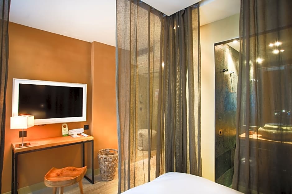 Hidden Hotel By Elegancia