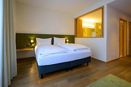 Deluxe Garden View with Balcony