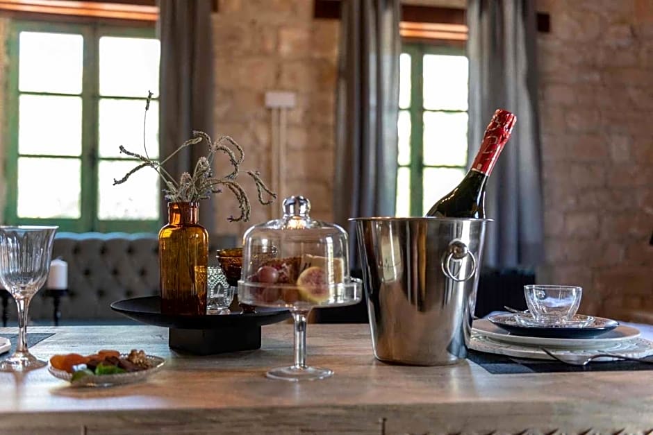 Oinou Strata - Adults Only