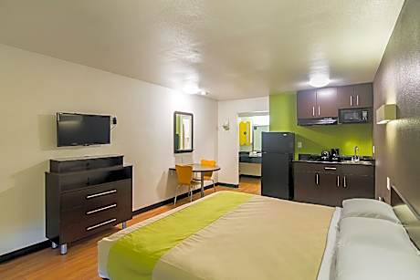 1 King Bed | Smoking, Kitchen