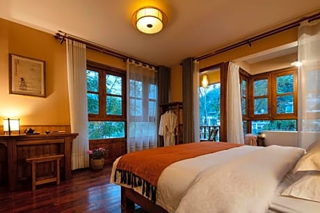 Deluxe King Room with Balcony