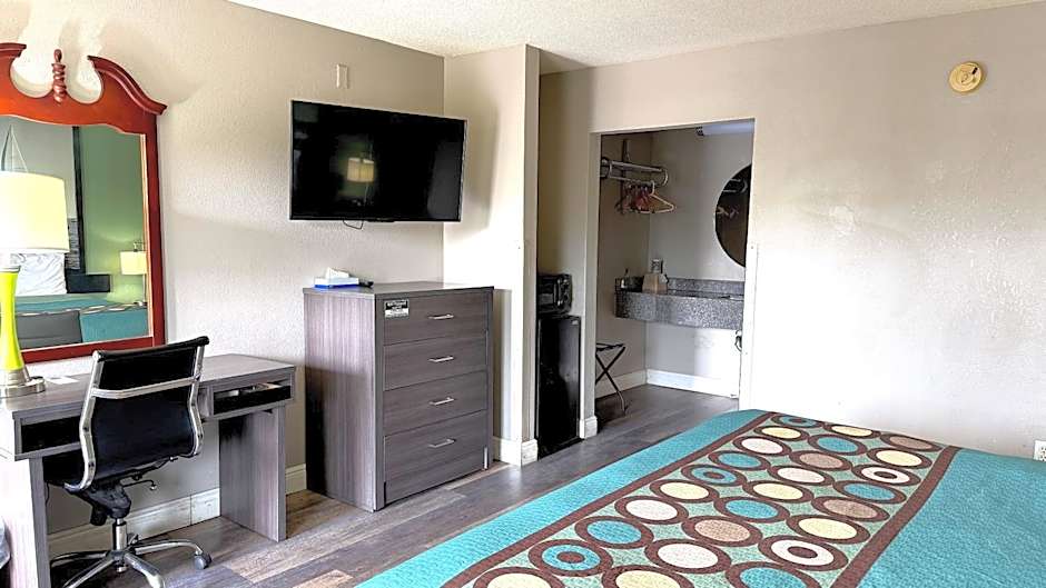 Super 8 by Wyndham Marianna I-10