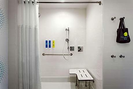 1 King Hearing Accessible W/ Roll In Shower