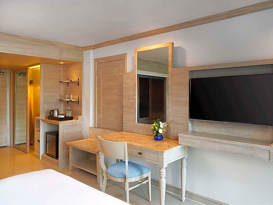Photo 1 of 6 of Deluxe 1 King Bed
