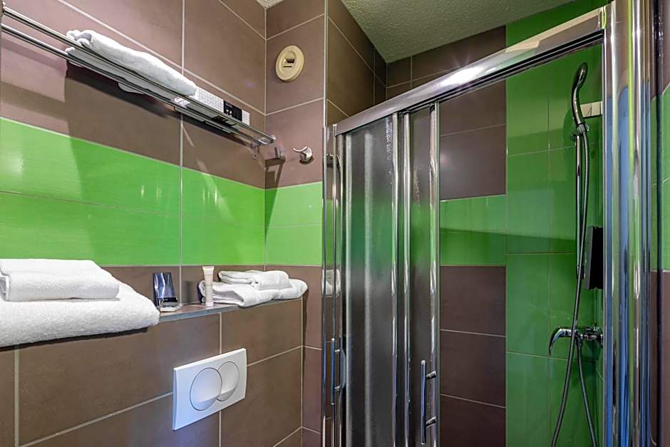 Logis Hotel Noemys pont de l'Etoile