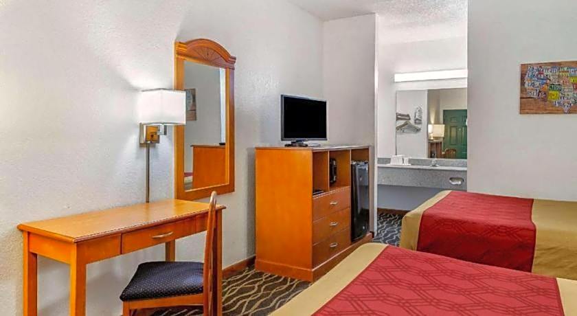 Econo Lodge Inn & Suites