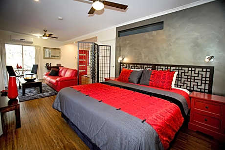 Treetop Self-Contained Cabin - Pet Friendly