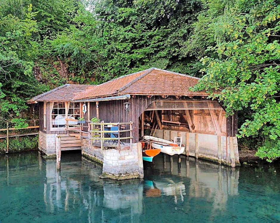Lake Villa Lotus