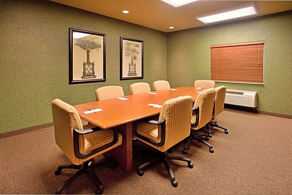 Candlewood Suites St. Robert, an IHG Hotel
