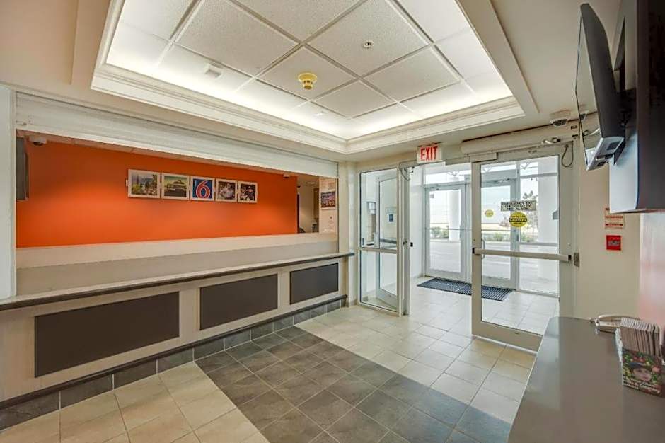 Motel 6-Brampton, ON - Toronto
