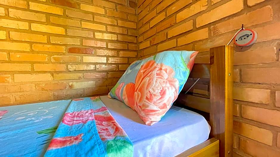 Pousada São Jorge 1 MIN A PÉ DA PRAIA Casa de família, simples e aconchegante, Na Av principal da praia café disponível até 12hs cozinha completa e churrasqueira disponível para uso ar cond das 20hs as 8 30