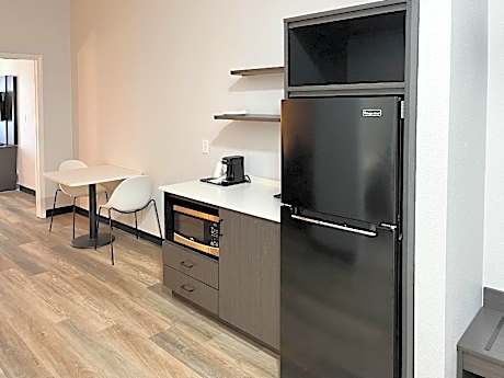 1 King Bed | Non-Smoking, Kitchen