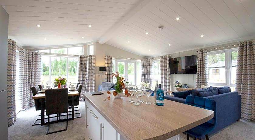 Hollicarrs - Lilypad Lodge