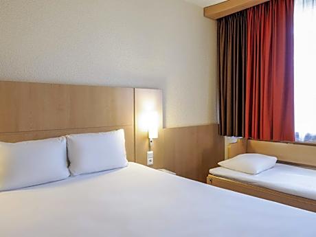 Standard Room with One Double Bed and One Single Bed