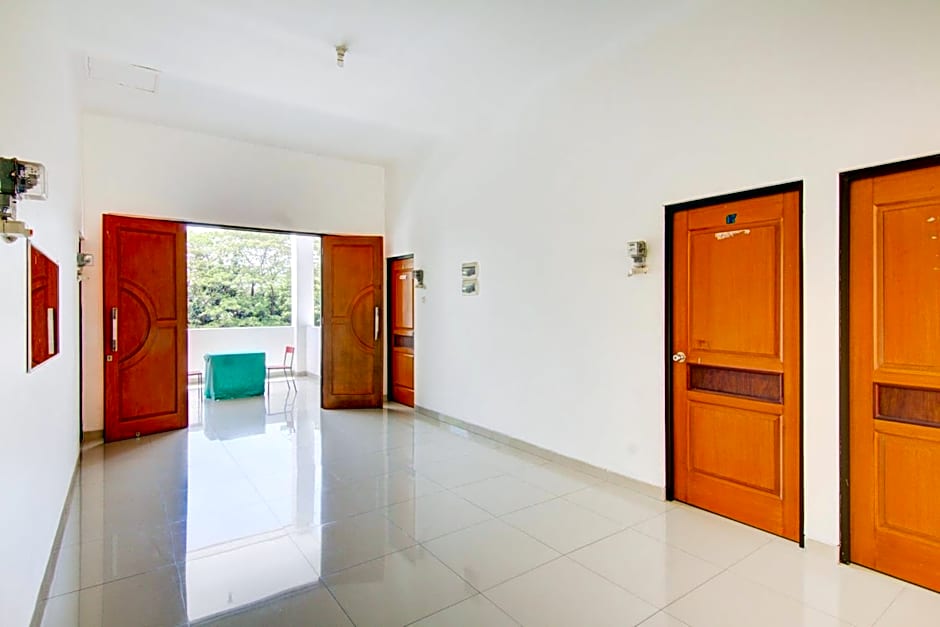 OYO Life 89990 Kost Waterfront 75 Sub