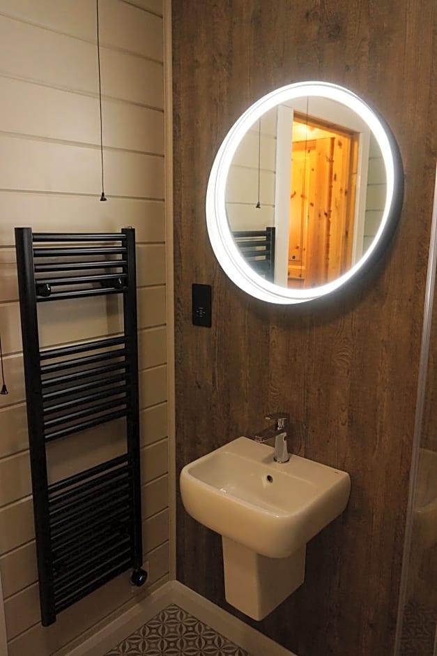 Cosy Rowan woodland lodge no1