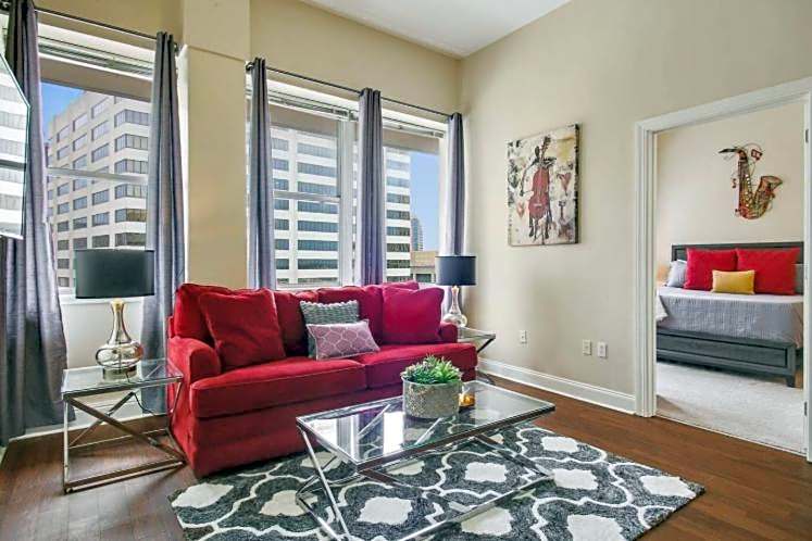 Amazing Condos Beautiful View 2 Blocks To French Quarter, Small Rooftop Pool, Gym, Seanger Theater, Super Dome, And Bourbon St