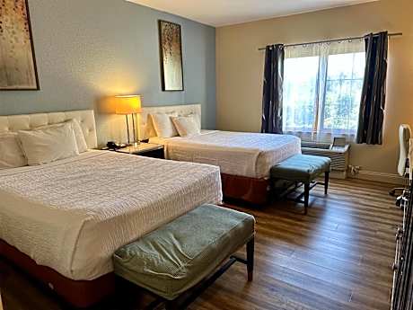 2 Queen Beds Mobility/Hearing Accessible Room Roll-In Shower Non-Smoking