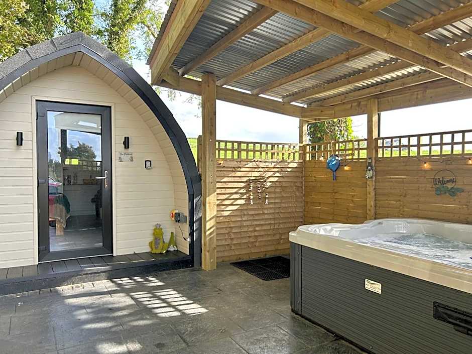 Paddock Pod - Sleeps 4 & Roofed Over Private Hot Tub & NEW SAUNA