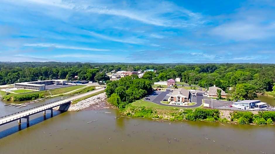 Clarion Pointe on the lake Clarksville-South Hill West