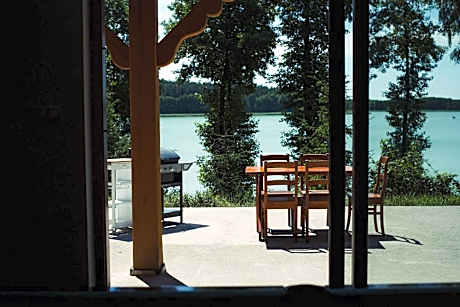 Dom z linią brzegową nad jeziorem Ryńskim - Mazury Wejdyki