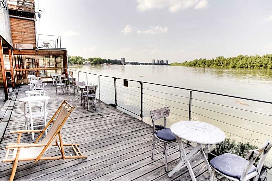 ArkaBarka Floating Hostel