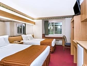 Queen Suite with Two Queen Beds- Disability Access- Non-Smoking