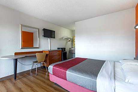 1 Queen Bed | Smoking, Micfridge