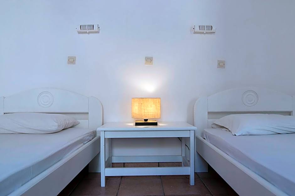 Armadoros Hotel / Ios Backpackers