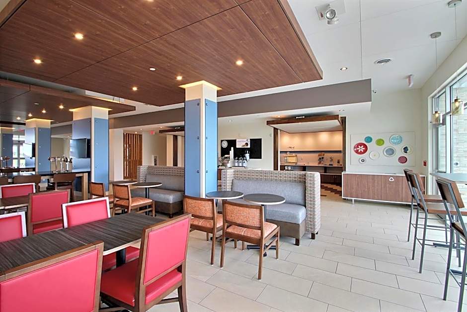 Holiday Inn Express & Suites Fond Du Lac By IHG