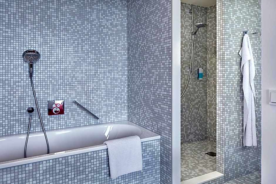 Empire Riverside Hotel