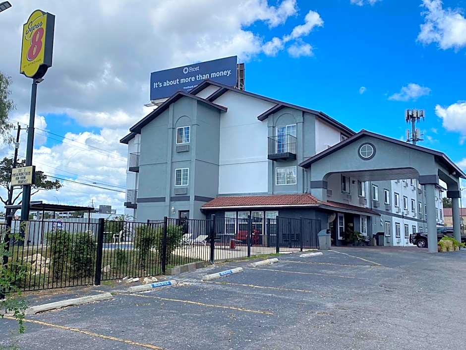 Super 8 by Wyndham San Antonio/Fiesta