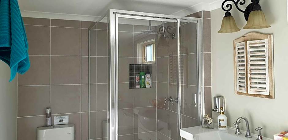 Churchill's B&B twin spa getaway Studio