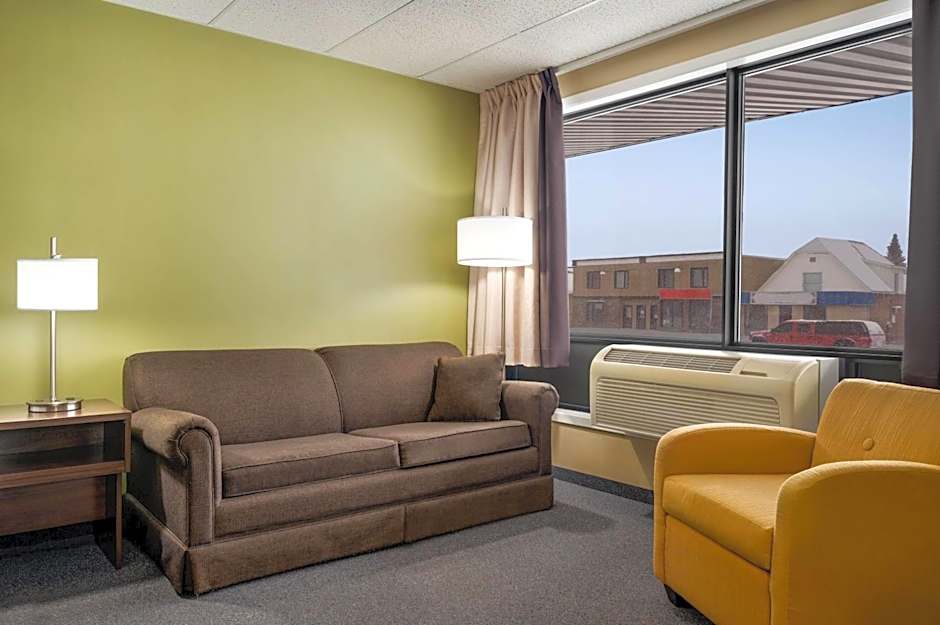 Super 8 by Wyndham Hearst ON