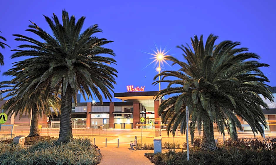 Nightcap at Shoppingtown Hotel