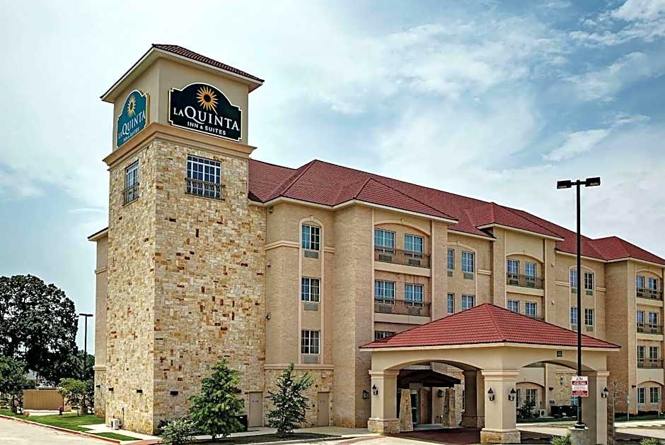 La Quinta Inn & Suites by Wyndham DFW Airport West - Euless